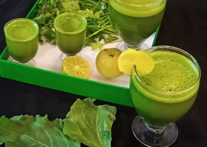 Spinach with coriander and mint leaves juice